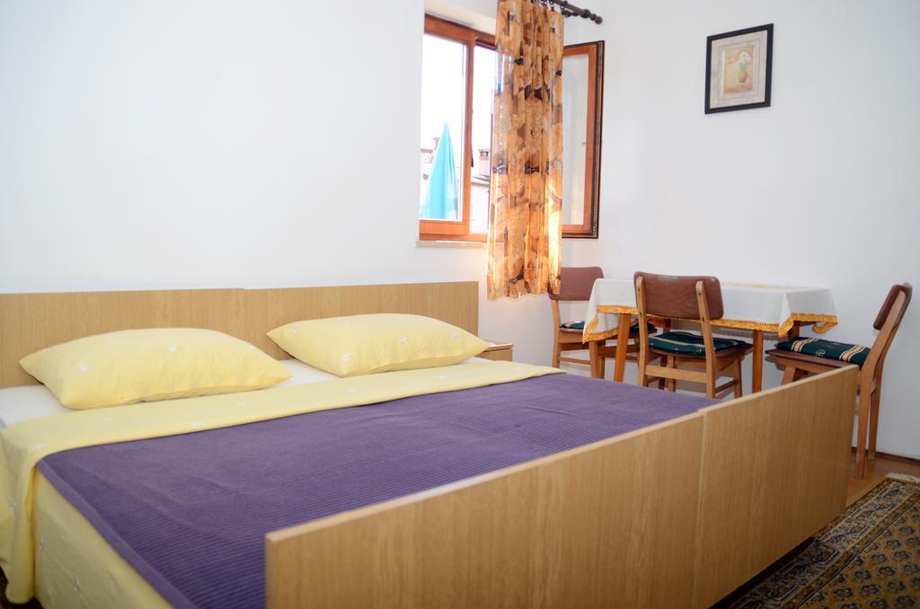 Apartments Ana Ровин Екстериор снимка