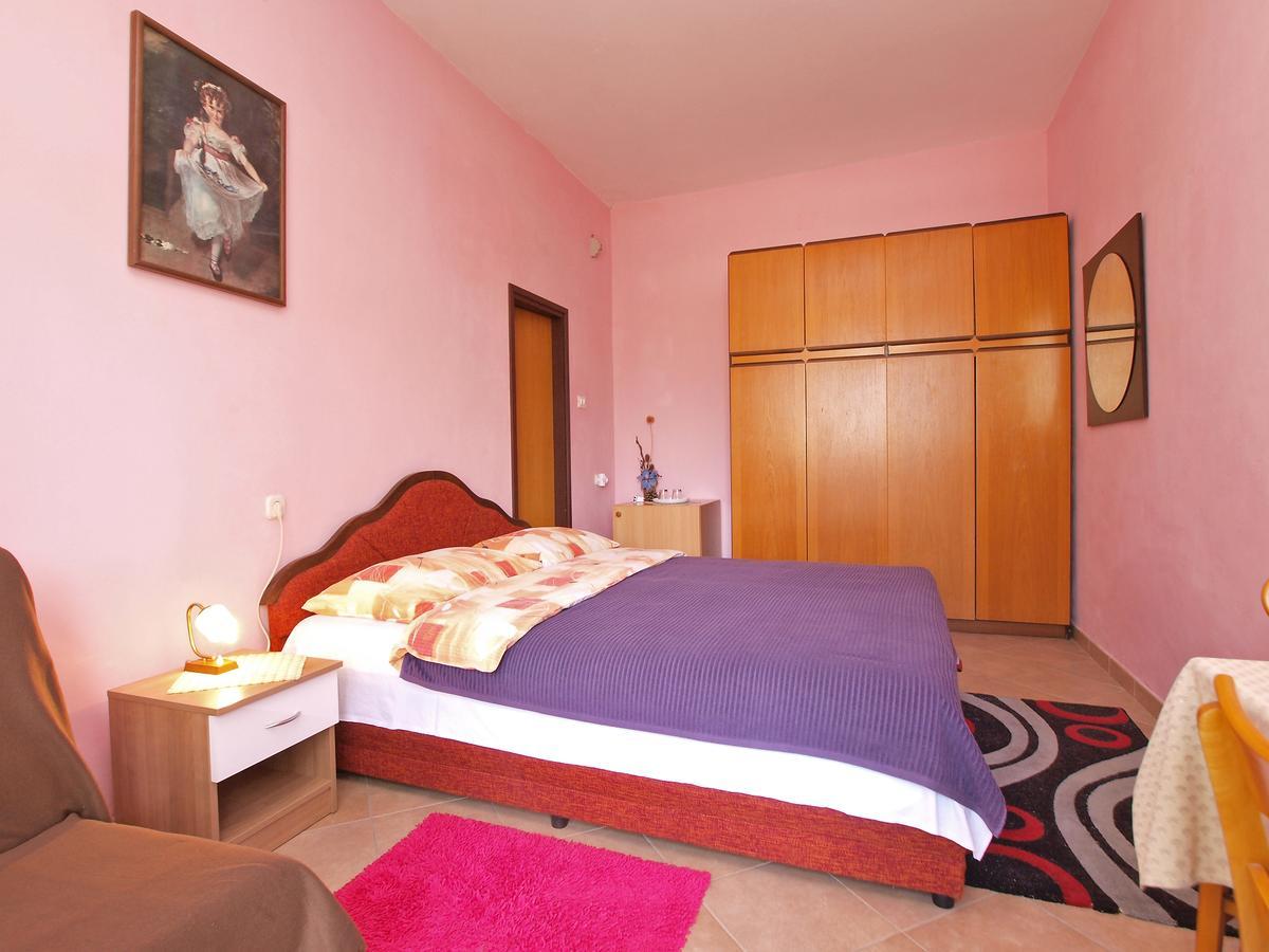 Apartments Ana Ровин Екстериор снимка